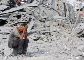 SEORANG lelaki Palestin duduk di sebelah runtuhan bangunan selepas serangan Israel di Pusat Kesihatan Sheikh Radwan yang dikendalikan UNRWA di utara Bandar Gaza, pada Khamis lalu.- AFP