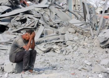 SEORANG lelaki Palestin duduk di sebelah runtuhan bangunan selepas serangan Israel di Pusat Kesihatan Sheikh Radwan yang dikendalikan UNRWA di utara Bandar Gaza, pada Khamis lalu.- AFP