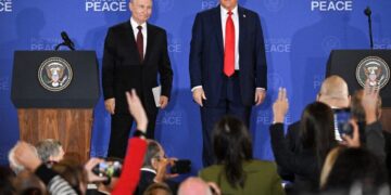 PRESIDEN AS, Donald Trump dan Presiden Russia, Vladimir Putin berdiri di hadapan wartawan semasa sidang media bersama selepas sidang kemuncak AS-Russia mengenai Ukraine di Anchorage, Alaska, baru-baru ini.- AFP