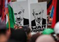 PENUNJUK perasaan memegang poster Benjamin Netanyahu sebagai Hitler semasa demonstrasi membantah kekejaman Israel di Sydney, Australia. – AFP