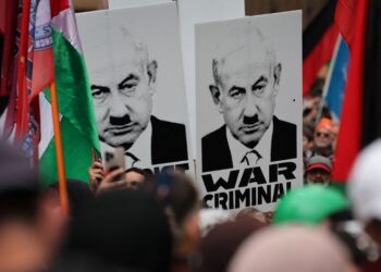 PENUNJUK perasaan memegang poster Benjamin Netanyahu sebagai Hitler semasa demonstrasi membantah kekejaman Israel di Sydney, Australia. – AFP