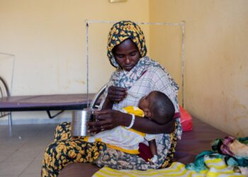 SEORANG pelarian Sudan memberi makan kepada anaknya berusia lapan bulan yang mengalami kekurangan zat makan di Hospital Iriba, di wilayah Wadi Fira, Chad.- AFP