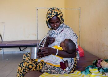 SEORANG pelarian Sudan memberi makan kepada anaknya berusia lapan bulan yang mengalami kekurangan zat makan di Hospital Iriba, di wilayah Wadi Fira, Chad.- AFP