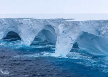 JIKA keruntuhan berlaku, paras laut dunia dijangka meningkat sehingga tiga meter, mengakibatkan ratusan bandar dan penempatan pesisir pantai di seluruh dunia tenggelam. – AFP