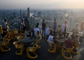 BANGKOK menjadi destinasi percutian pilihan untuk golongan muda di seluruh dunia. – AFP