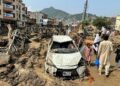 PENDUDUK berkumpul berhampiran kenderaan yang rosak akibat dihanyutkan banjir kilat di Mingora, wilayah Khyber Pakhtunkhwa, utara Pakistan, semalam.- AFP