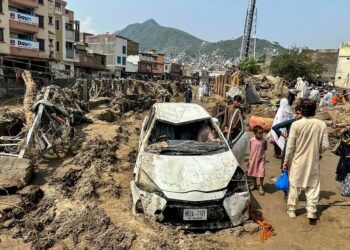 PENDUDUK berkumpul berhampiran kenderaan yang rosak akibat dihanyutkan banjir kilat di Mingora, wilayah Khyber Pakhtunkhwa, utara Pakistan, semalam.- AFP