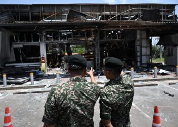 ATASE tentera dan diplomat 23 negara melawat kawasan yang terkena serangan artileri Kemboja, semasa lawatan media anjuran Tentera Diraja Thailand serta Kementerian Luar Negeri di wilayah sempadan Sisaket, kelmarin.- AFP