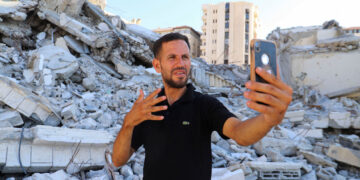 BASEM sering merakam video situasi perang Gaza menggunakan bahasa isyarat untuk dikongsikan kepada lebih 141,000 pengikutnya di Instagram.- AGENSI