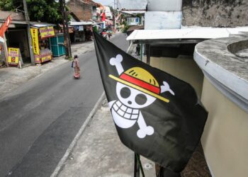 BENDERA lanun daripada anime Jepun, One Piece, dikibarkan di sebuah rumah di Solo, Jawa Tengah.- AFP