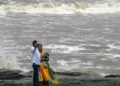 SATU pasangan mengambil gambar swafoto di pantai di Mumbai, India. – AFP