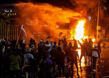 PENUNJUK perasaan bertempur semasa protes dengan pihak berkuasa di hadapan ibu pejabat Polis Wilayah Metropolitan Jakarta di Jakarta, kelmarin.- AFP