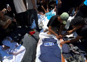 ORANG ramai menzahirkan kesedihan semasa pengebumian wartawan Palestin yang terbunuh dalam serangan Israel ke atas Hospital Nasser di Khan Younis, Isnin lalu.- AFP