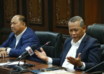 AMINUDDIN Harun pada sidang akhbar selepas mempengerusikan Mesyuarat Mingguan Exco di Seremban hari ini.