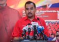 ASYRAF Wajdi Dusuki ketika ditemui pemberita selepas Mesyuarat Ahli Majlis Kerja Tertinggi (MKT) UMNO di Menara Dato’ Onn, Pusat Dagangan Dunia Kuala Lumpur di sini hari ini. - UTUSAN/SYAKIR RADIN