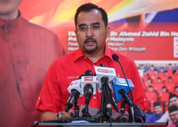 ASYRAF Wajdi Dusuki ketika ditemui pemberita selepas Mesyuarat Ahli Majlis Kerja Tertinggi (MKT) UMNO di Menara Dato’ Onn, Pusat Dagangan Dunia Kuala Lumpur di sini hari ini. - UTUSAN/SYAKIR RADIN
