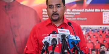 ASYRAF Wajdi Dusuki ketika ditemui pemberita selepas Mesyuarat Ahli Majlis Kerja Tertinggi (MKT) UMNO di Menara Dato’ Onn, Pusat Dagangan Dunia Kuala Lumpur di sini hari ini. - UTUSAN/SYAKIR RADIN