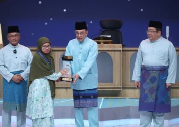 ANWAR Ibrahim menyampaikan trofi kemenangan kepada Wan Sofea Aini Wan Mohd. Zahidi.