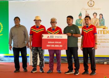 TENGKU Ahmad Badli Shah Raja Hussin (tiga dari kiri) menyerahkan mock cek geran iTEKAD kepada wakil penerima dalam majlis di FGV Chuping Agro Valley, Padang Besar, Perlis hari ini. -UTUSAN/ASYRAF MUHAMMAD