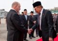 SULTAN Ibrahim diiringi Anwar Ibrahim dalam Istiadat Mengucap Selamat Berangkat Sempena Lawatan Negara ke Russia di Pangkalan Tentera Udara Subang.-FACEBOOK ANWAR IBRAHIM