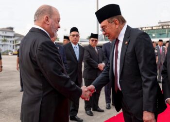 SULTAN Ibrahim diiringi Anwar Ibrahim dalam Istiadat Mengucap Selamat Berangkat Sempena Lawatan Negara ke Russia di Pangkalan Tentera Udara Subang.-FACEBOOK ANWAR IBRAHIM