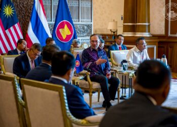 ANWAR Ibrahim, menerima kunjungan hormat Timbalan Perdana Menteri merangkap Menteri Pertahanan Kemboja, Jeneral Tea Seiha dan Pemangku Menteri Pertahanan Thailand, Jeneral Nattaphon Narkphanit bersama delegasi masing-masing di Perdana Putra. - PEJABAT PERDANA MENTERI/IZZUDDIN ABD. RADZAK