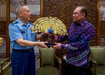 ANWAR Ibrahim menerima kunjungan hormat Menteri Pembangunan Peralatan Suruhanjaya Ketenteraan Pusat Republik Rakyat China, Jeneral Xu Xueqiang di Putrajaya. - PEJABAT PERDANA MENTERI/IZZUDDIN ABD. RADZAK