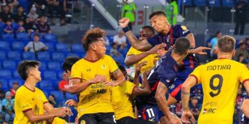PEMAIN JDT, Eddy Esrafilov melakukan tandukan ketika berdepan Negeri Sembilan FC dalam aksi Liga Super di Stadium Sultan Ibrahim, malam ini.- IHSAN JOHOR SOUTHERN TIGERS