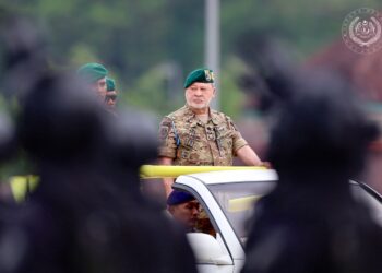 SULTAN Ibrahim memeriksa Perbarisan Hari Ulang Tahun Rejimen Gerak Khas Ke-60 di Kem Iskandar, Mersing, Johor hari ini.