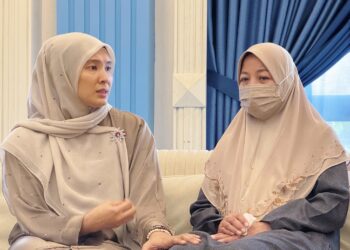 NURUL Izzah (kiri) bertemu dengan ibu kepada Allahyarhamah Zara Qairina, Noraidah Lamat ketika berkunjung ke Kota Kinabalu. - FACEBOOK NURUL IZZAH