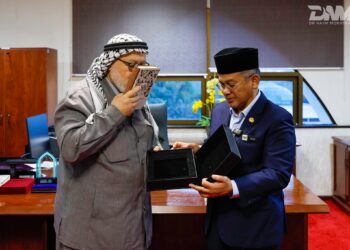 MOHD Na’im ketika menerima kunjungan Pengerusi Jawatankuasa Al-Quds dan Palestin, Kesatuan Ulama Muslimin Sedunia, Syeikh Dr. Marwan Abu Ras di Ibu Pejabat Jabatan Agama Islam Wilayah Persekutuan (JAWI), hari ini. - FACEBOOK MOHD NA'IM