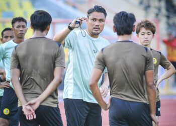 NIDZAM Jamil ketika mengendalikan sesi latihan skuad Negeri Sembilan FC.- IHSAN NSFC