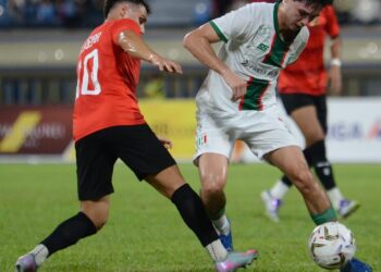 AKSI DPMM FC menentang Kuching City dalam aksi pertama pusingan 16 Piala FA,kelmarin.-IHSAN MFL