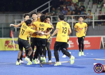 PEMAIN SSBJ Thunderbolts meraikan kejayaan menjuarai Piala TNB Liga Hoki Remaja Malaysia (MJHL) pada Sabtu, lalu.-IHSAN MHC