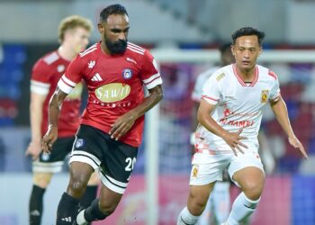 PEMAIN Kelantan TRW, Nor Azam Azih cuba menghlang pergerakan Gary Steven Robbart dalam aksi Liga Super di Stadium Likas.-IHSAN SABAH FC.