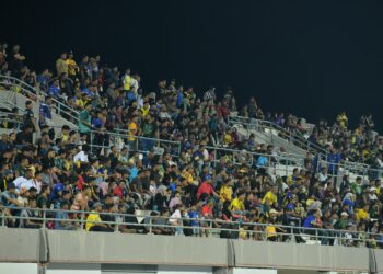 RIBUAN penyokong Perlis GSA FC memenuhi stadium dalam aksi pembukaan Liga A1 Semi Pro antara Perlis GSA FC dengan Kedah FA di Stadium Tuanku Syed Putra, Kangar, Perlis baru-baru ini.-UTUSAN/IZLIZAN OTHMAN