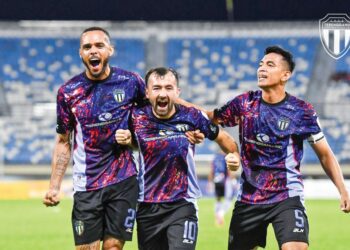 REAKSI Raianderson (kiri), Nurillo Tukhtasinov (tengah) dan Mohamad Shahrul Nizam Ros Hasni selepas Terengganu FC Berjaya menumpaskan DPMM FC dalam aksi Liga Super yang berlangsung Stadium Negara Hassanal Bolkiah, kelmarin.- IHSAN TFC
