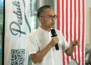 FAHMI Fadzil merasmikan 
Majlis pelancaran Peduai Radio di Putrajaya Sentral semalam.