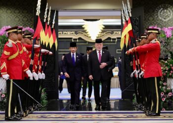 Yang di-Pertuan Agong, Sultan Ibrahim mengiringi Sultan Brunei, Sultan Hassanal Bolkiah menghadiri Istiadat Sambutan Negara, hari ini.