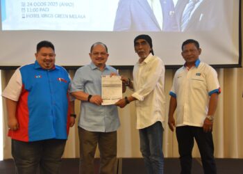 ITO Blues Gang atau nama sebenar Mohd. Arif Kendut (dua dari kanan) menghantar borang permohonan PKR kepada Shamsul Iskandar. Mohd. Akin dalam satu program Pemukiman PKR Titiwangsa di Melaka, semalam.