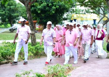 AFFENDI Rajini Kanth (kiri) dan Abu Bakar Hamzah (kanan) mengiringi Tuanku Syed Faizuddin Putra Jamalullail (tengah) meninjau Taman Bunga Kertas Tuanku Lailatul Shahreen selepas majlis perasmian taman berkenaan di 
Gua Cenderawasih, Persiaran Wawasan, Kangar, Perlis hari ini.-UTUSAN