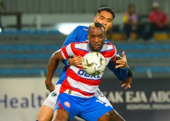 Penyerang KL City, Kpah Sherman mengawal bola ketika menentang Penang FC, semalam.