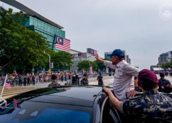 ANWAR Ibrahim ketika menghadiri sambutan Hari Kebangsaan di Dataran Putrajaya, hari ini. - FACEBOOK ANWAR IBRAHIM