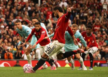 BRUNO Fernandes meledak gol kemenangan United ketika berdepan Burnley, kelmarin-IHSAN FB MANCHESTER UNITED.