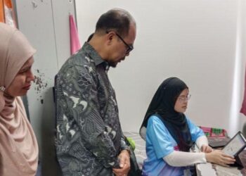 Azani, pelajar Diploma Rekabentuk Grafik Semester 3 Politeknik Ibrahim Sultan mengenai kelajuan wifi di asrama politeknik itu sempena Majlis Penyerahan Projek Pemasangan dan Penaiktarafan Rangkaian Wifi di Pasir Gudang, hari ini. - UTUSAN/BAAZLAN IBRAHIM