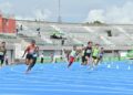 PENGIRAN Aidil Auf Hajam (depan) mengatasi pelari dari Singapura untuk menggunguli acara 200 meter (m) lelaki dengan cacatan masa 
21.42 saat (s) dalam Kejohanan Olahraga Terbuka Malaysia di Stadium Tuanku Syed Putra, Kangar, Perlis hari ini.-UTUSAN/IZLIZAN OTHMAN