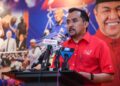 ASYRAF Wajdi Dusuki ketika ditemui pemberita selepas Mesyuarat Ahli Majlis Kerja Tertinggi (MKT) UMNO di Menara Dato’ Onn, Pusat Dagangan Dunia Kuala Lumpur di sini hari ini. - UTUSAN/SYAKIR RADIN