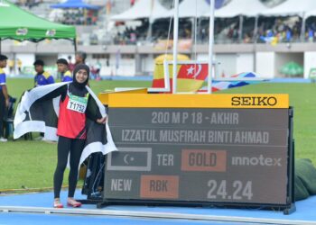 IZZATUL Musfirah Ahmad Kamal Azira memecah rekod kejohanan bagi acara 200 meter perempuan bawah 18 tahun dalam Kejohanan Olahraga Majlis Sukan Sekolah Malaysia (MSSM) Kali Ke-65 di Stadium Tuanku Syed Putra, Kangar, Perlis hari ini.-UTUSAN/IZLIZAN OTHMAN