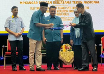 TUANKU Syed Faizuddin Putra Jamalullail (tiga dari kiri) berkenan menyaksikan pertukaran dokumen kerjasama antara Tekun Nasional dan MPK di Dewan Sivik MPK, Arau, Perlis, hari ini. -UTUSAN/ASYRAF MUHAMMAD