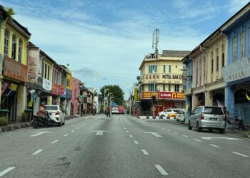 SUASANA di premis perniagaan yang masih tidak mengibarkan Jalur Gemilang meskipun sambutan hari kemerdekaan berbaki kira-kira dua minggu lagi dalam tinjauan di sekitar pekan lama Kangar, Perlis semalam.-UTUSAN/MOHD. HAFIZ ABD. MUTALIB